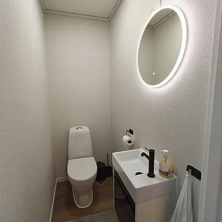 Apartment Spacious And Fully Equipped 5 Bedroom House With Free Parking *