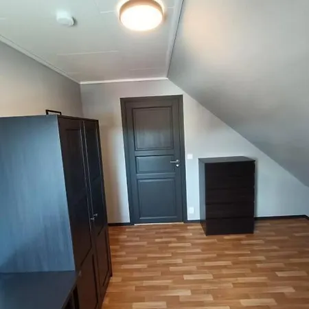 Spacious And Fully Equipped 5 Bedroom House With Free Parking Leilighet
