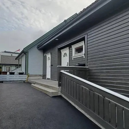 Spacious And Fully Equipped 5 Bedroom House With Free Parking Apartment *