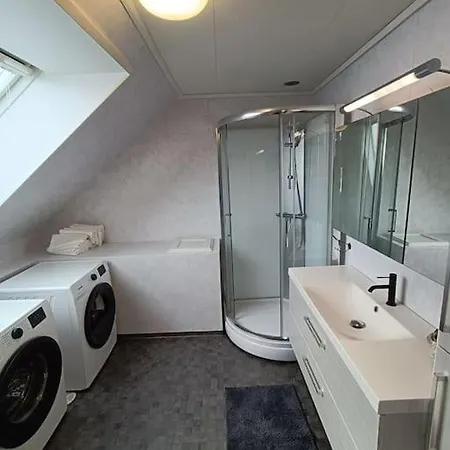 Spacious And Fully Equipped 5 Bedroom House With Free Parking *