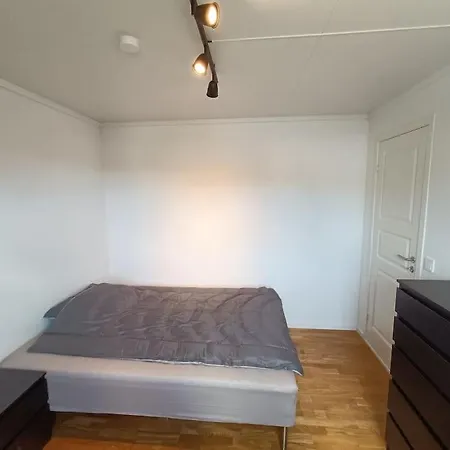 Spacious And Fully Equipped 5 Bedroom House With Free Parking Leilighet *