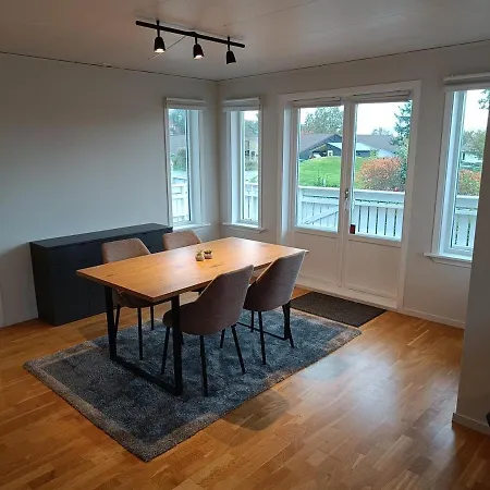 Spacious And Fully Equipped 5 Bedroom House With Free Parking Διαμέρισμα