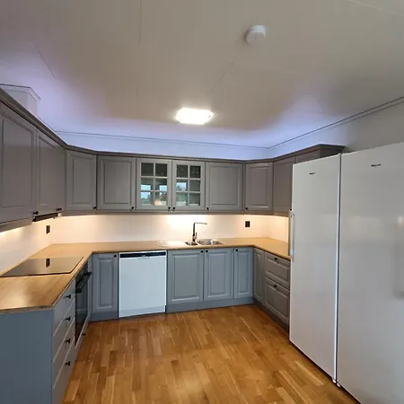 Διαμέρισμα Spacious And Fully Equipped 5 Bedroom House With Free Parking